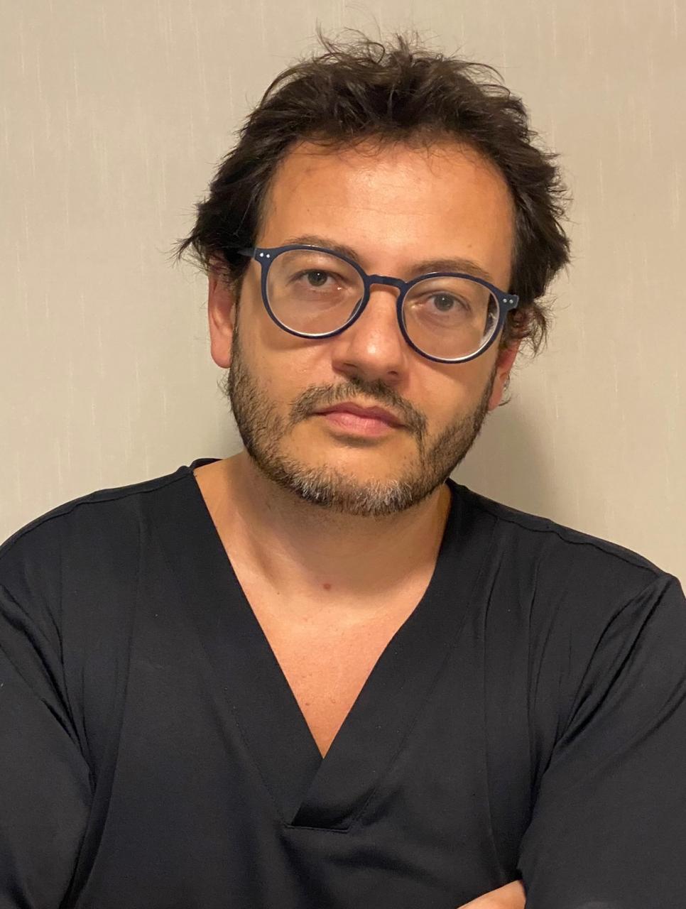 Dr. Gabriel, fundador da Odonto Postural, no consultório em São Paulo